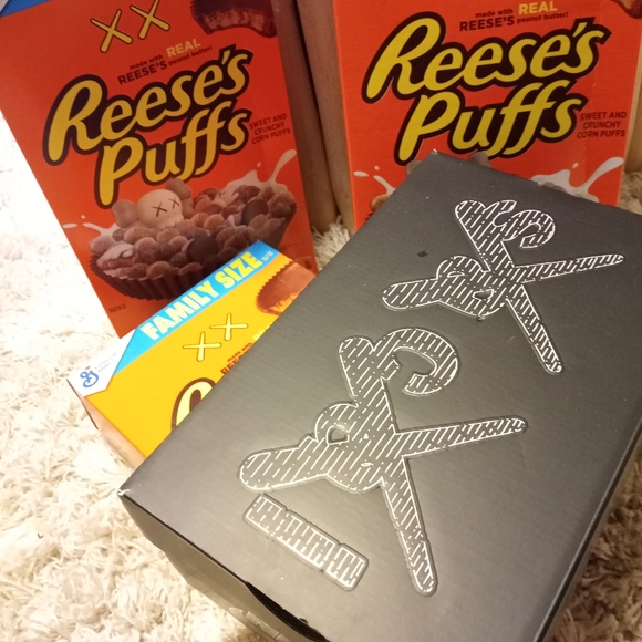 Kaws x Reese puffs - Picture 3 of 3